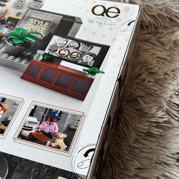 LEGO 10291- QUEER EYE – THE FAB 5 LOFT - RETIRED - Picture 4 of 6